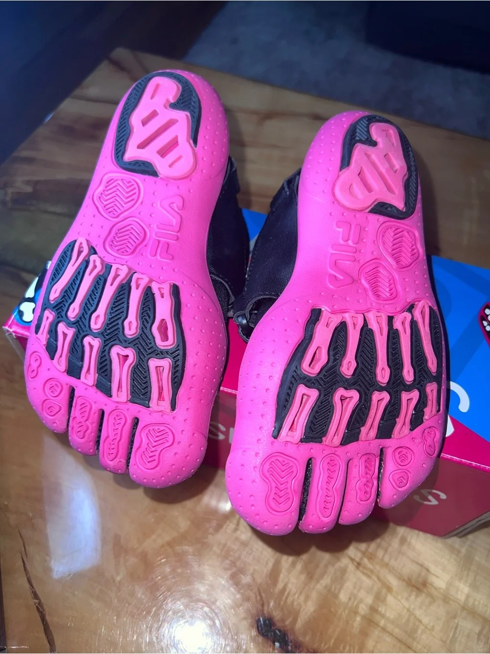 FILA Kids Skeleton-toes Ex Slide Drainage Black and Hot Pink Five-Toe Size 1